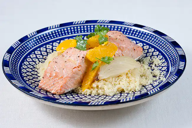 Salmão com cuscuz marroquino e salada de laranja