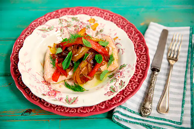 Salmão no vapor com pimentão chamuscado