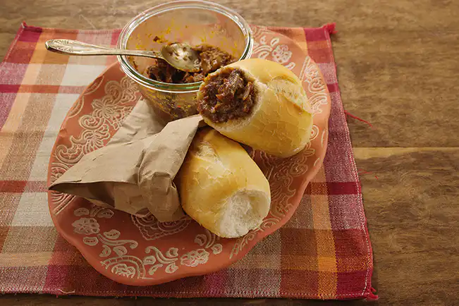 Sanduíche com ragu de costelinha (reaproveitamento)