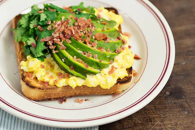 Sanduíche de abacate, bacon e ovo