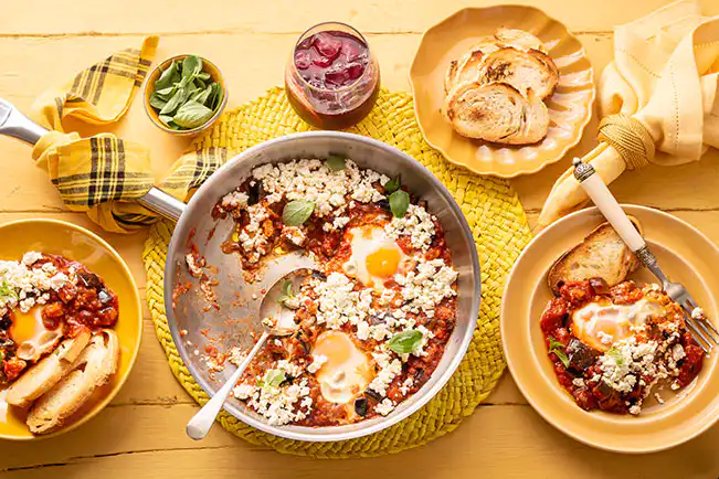 Shakshuka a la norma (ovos cozidos no molho de berinjela, tomate e ricota)