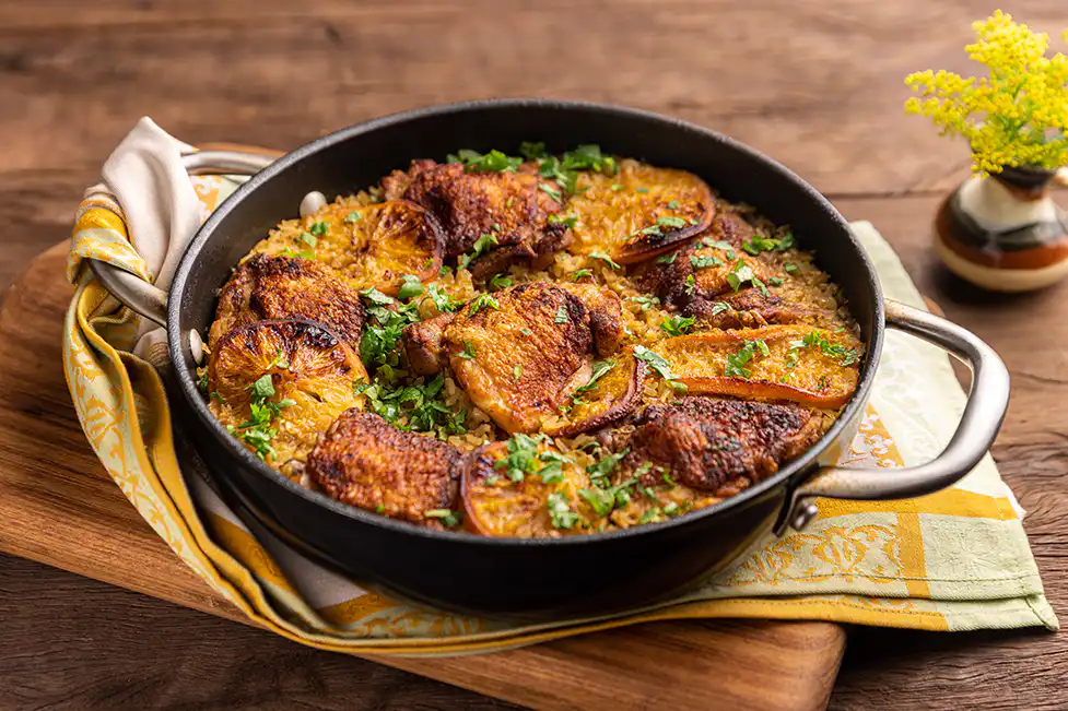 Sobrecoxa ao curry com arroz e laranja em uma panela só