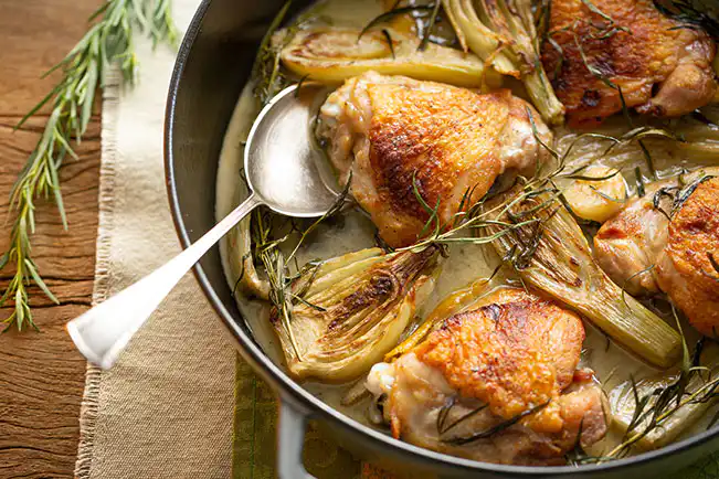 Sobrecoxa de frango com erva-doce e estragão