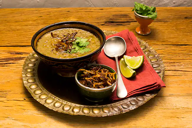 Sopa de lentilha perfumada com limão