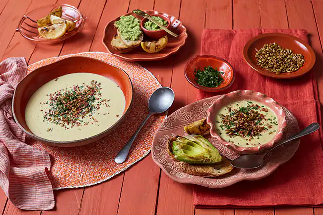 Sopa fria de milho com tostada de avocado