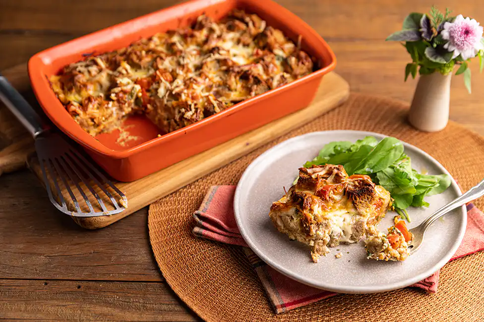 Strata, torta de pão com tomate e queijo (reaproveitamento)