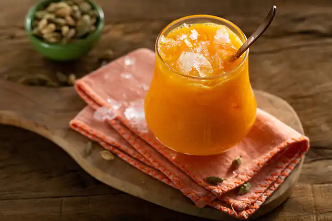 Suco de manga com cardamomo