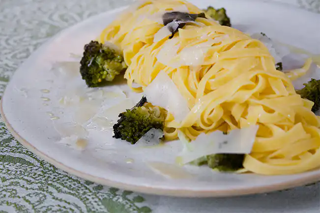 Talharim com brócolis assado ao alho e óleo