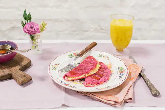 Tapioca cor-de-rosa com queijo meia cura