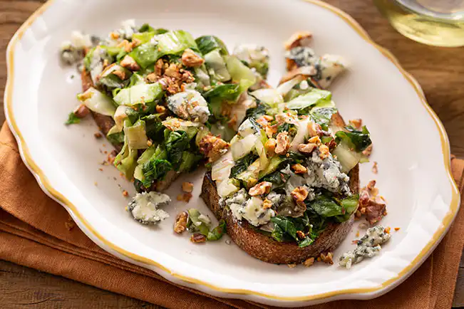 Tartine de escarola com gorgonzola e nozes