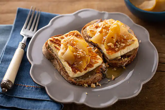 Tartine de queijo grelhado com pera cozida