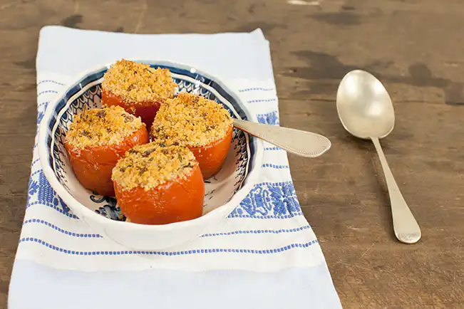 Tomate recheado com farofa de aliche