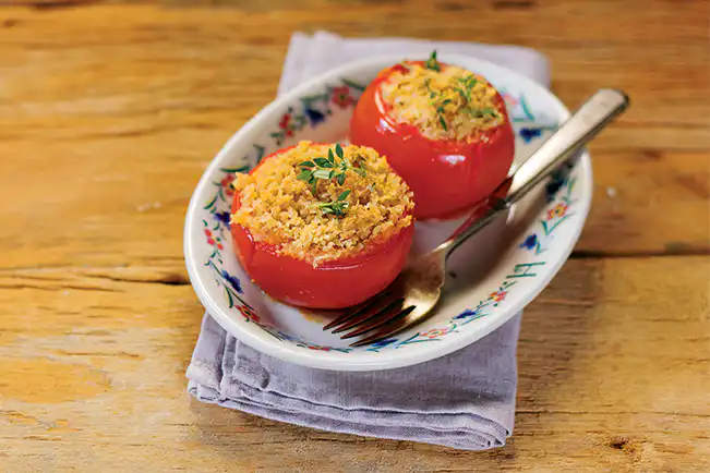 Tomate recheado com farofa de parmesão