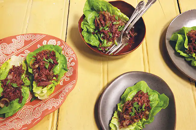 Trouxinha de alface e carne-seca acebolada